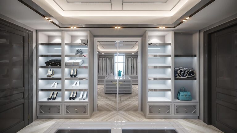 Гардероб с открытыми подсвеченными шкафами