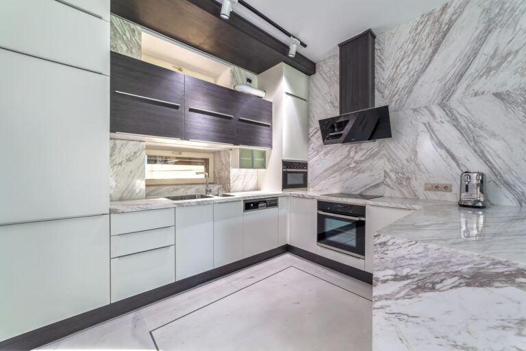 Бело-серая кухня с контрастными акцентами цвета мокко