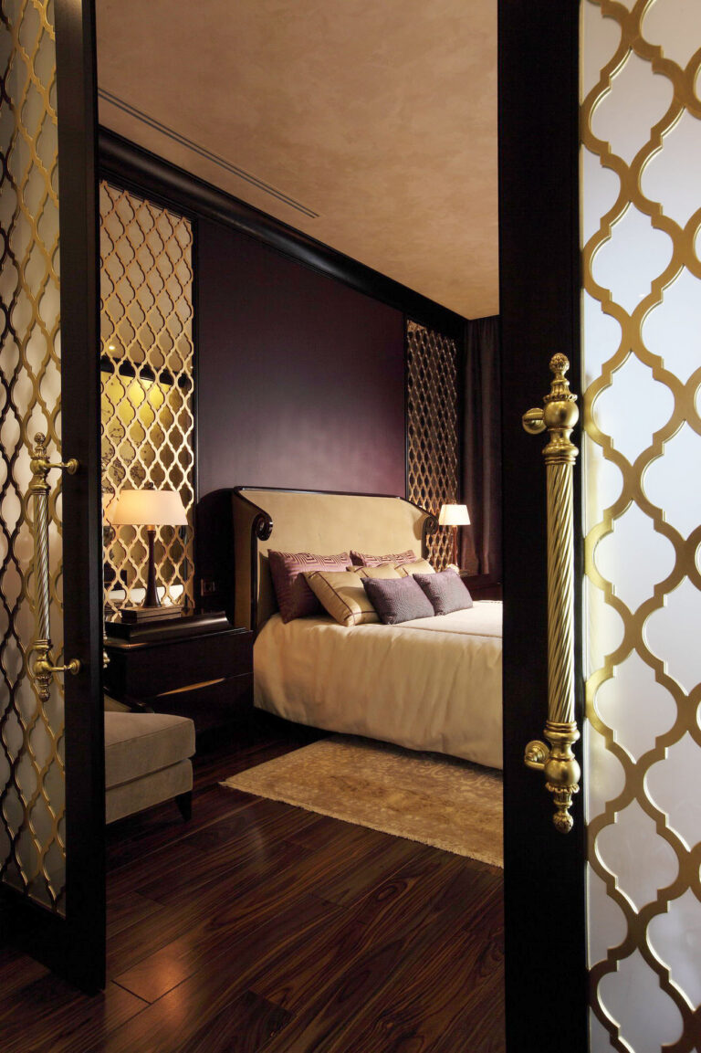 Бежевая кровать в интерьере спальни цвета мокко