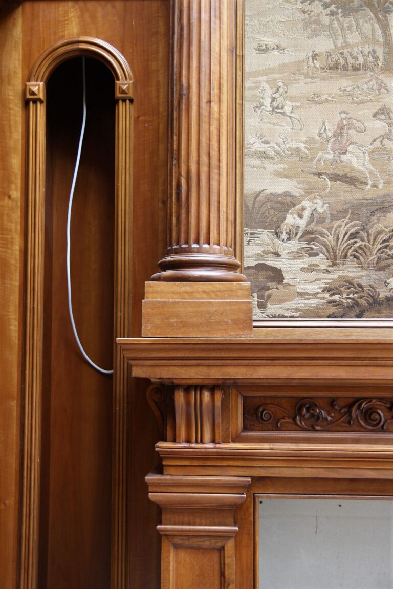 Каминная зона со встроенными нишами