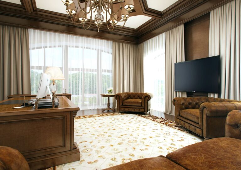 Панорамные окна кабинета, декорированные белым тюлем и кремовыми шторами