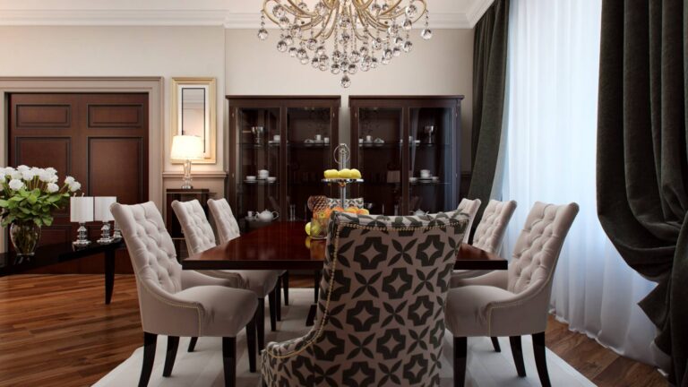 Большой прямоугольный стол из массива тонированной древесины в интерьере обеденной зоны