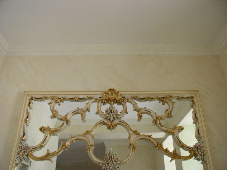 Комната после ремонта с декоративным позолоченным зеркалом