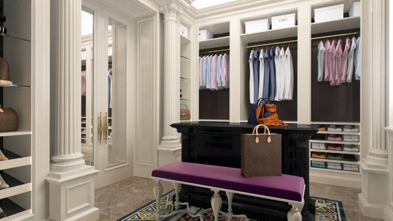 Гардеробная с открытыми шкафами и фиолетовой скамьей