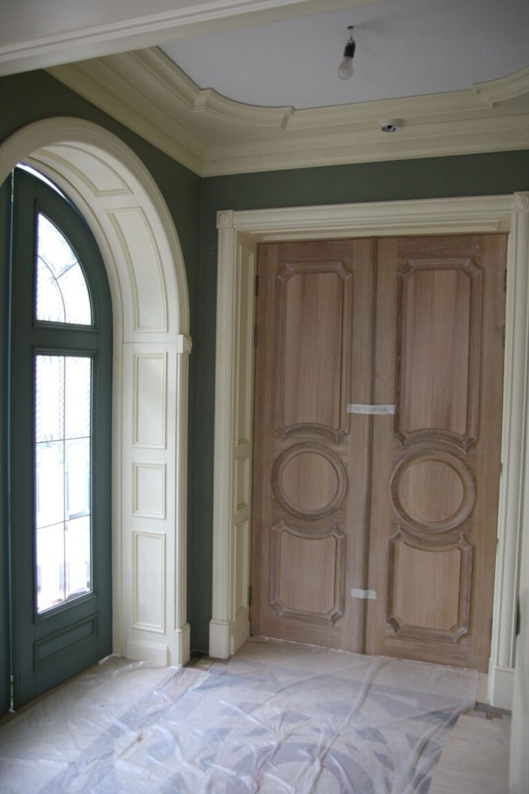 Фото дверей из натурального дерева светло-коричневых оттенков