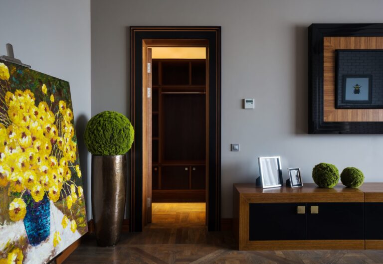 Коричневая цветовая гамма в дизайне дверного проема